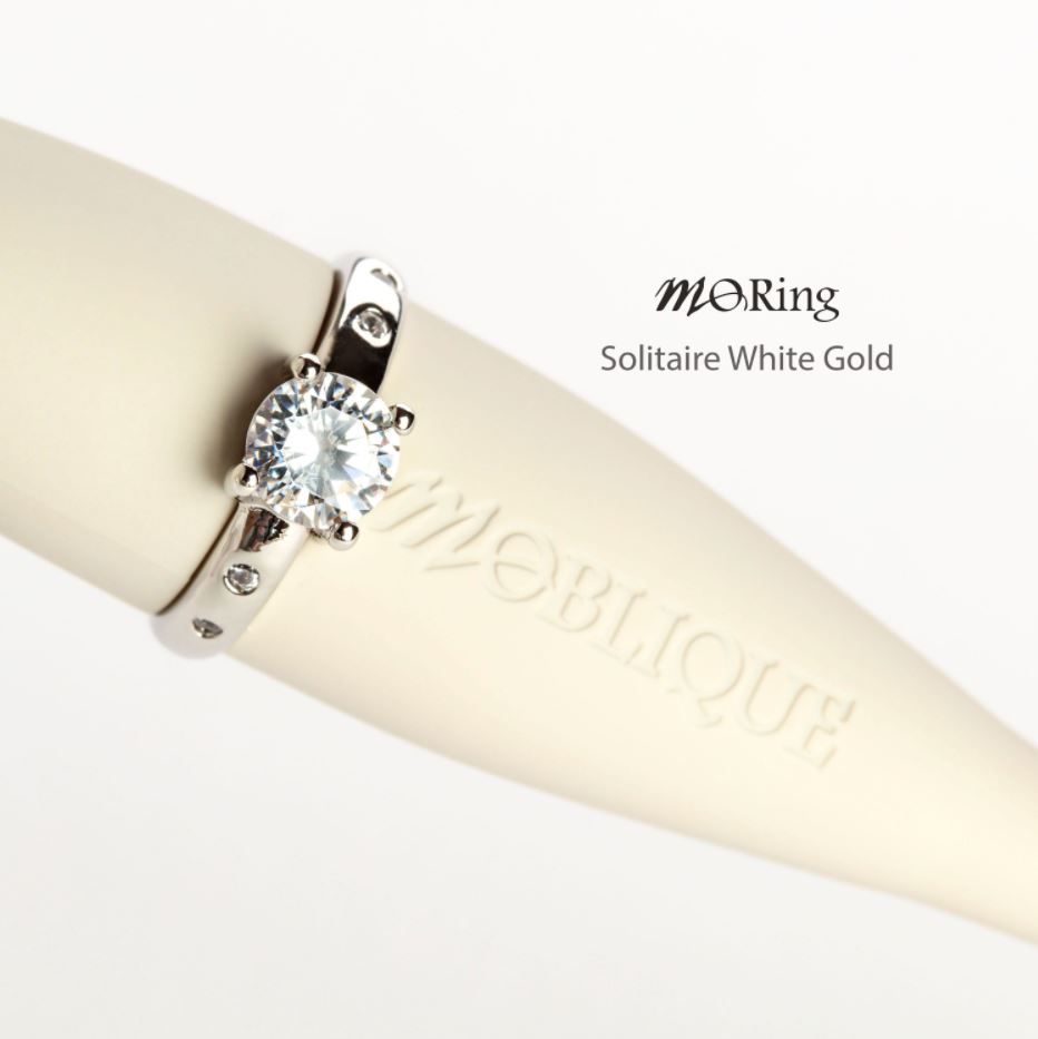 MoRing - Solitaire White Gold calligraphy copperplate oblique straight italic gothic